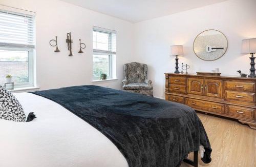 Lancaster House | Larry's Lancaster Landing: with fully-fenced yard
