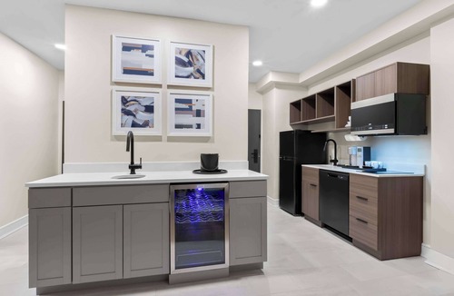 Tinton Falls Hotel | Latitude Suites Tinton Falls Eatontown/BW Premier Collection
