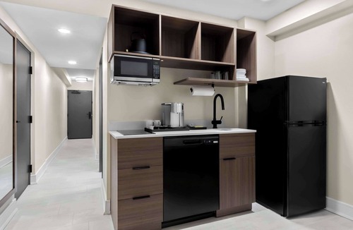 Tinton Falls Hotel | Latitude Suites Tinton Falls Eatontown/BW Premier Collection