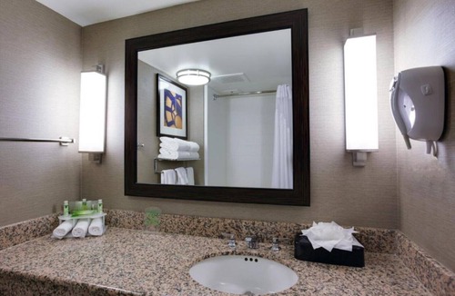 East Rutherford House | Leisure travelers to our room enjoy New Jersey attractions