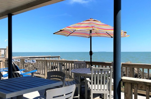 Oak Harbor Cottage | Liberty Breeze-Charming Cottage on Lake Erie Near Port Clinton, Lakefront