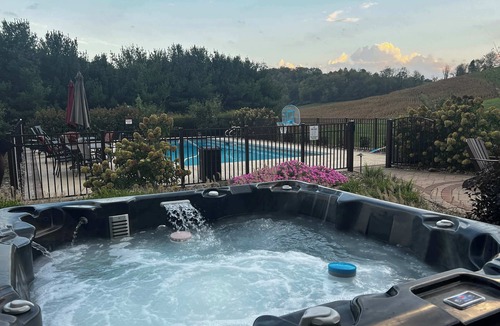 New Philadelphia House | Liberty Hill Lodge, Hot Tub & Pool
