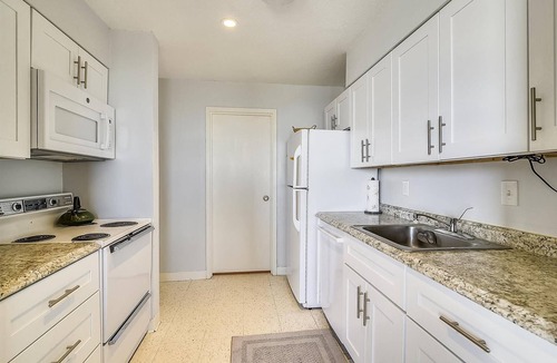 North Shores Condo | LINENS INCLUDED*! VIEWS, VIEWS, VIEWS! FROM EVERY ROOM, PRIVATE BEACH, COMMUNITY POOL & WIFI!