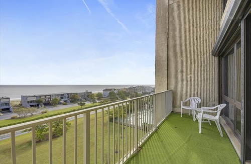 North Shores Condo | LINENS INCLUDED*! VIEWS, VIEWS, VIEWS! FROM EVERY ROOM, PRIVATE BEACH, COMMUNITY POOL & WIFI!