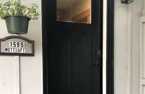 Peninsula Apartment | Located in Beautiful/historic Downtown Peninsula