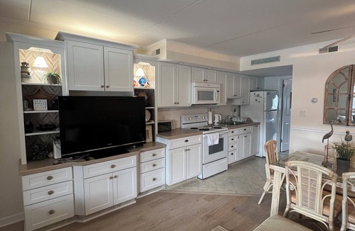 Admiral Estates Condo | Location! 1/2 block to Cape May Beach! Pool, parking, grills, family friendly