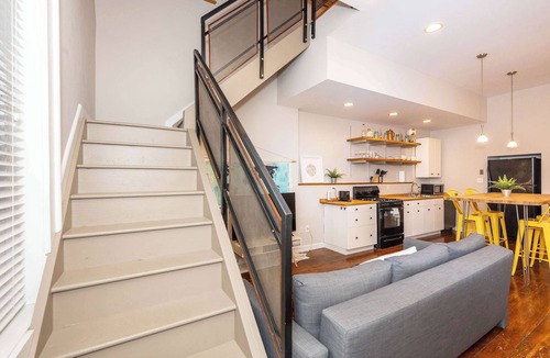 Pendleton Condo | Loft Life Pendleton 2 – Chic Downtown Condo for 4!