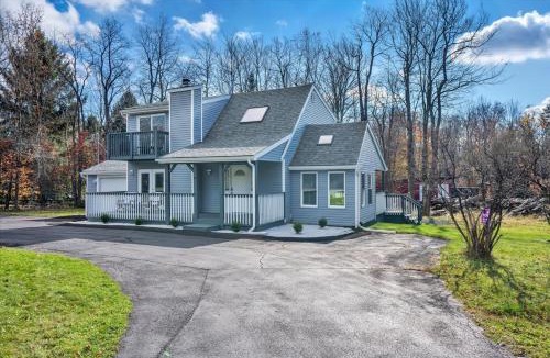 Long Pond House | Log Cabin and Guest House Sleeps 18 2 Game Rooms