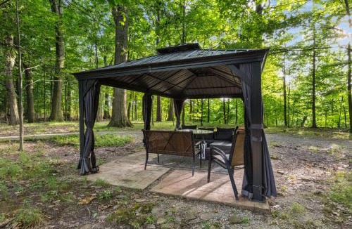 Richmond Heights House | Log Cabin - Natures Oasis - Fire Pit & Gazebo
