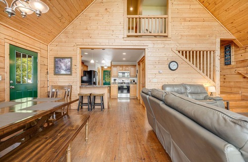 Wolf Laurel Cabin | Lookout Lodge | Panoramic Views, Pool Table + Biltmore Pass near Hatley Pointe
