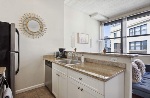 West Poplar Apartment | Lovely 2BR + Gym + Free Parking | Newbold Apt