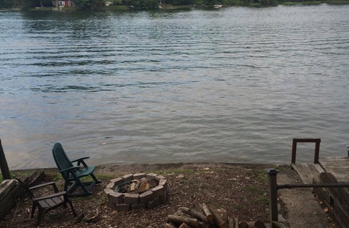 Homer Cottage | Lovely Cottage with Lakeside Patio & Dock