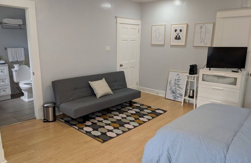 Squirrel Hill South House | Lovely, cozy Beacon guest suite with portable kitchen in Squirrel Hill