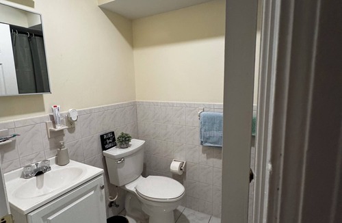 Ampere Apartment | Lovely, Spacious 2-bedroom apartment in Newark near airport with WiFi