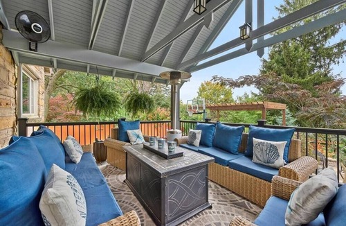 Brighton Heights House | *LUSH RETREAT*HotTub-Fire Pit-PetFriendly-Koi Pond