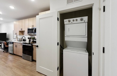 East Liberty Apartment | Lux King Bed | Free Parking + Gym | UPMC+CMU+Pitt