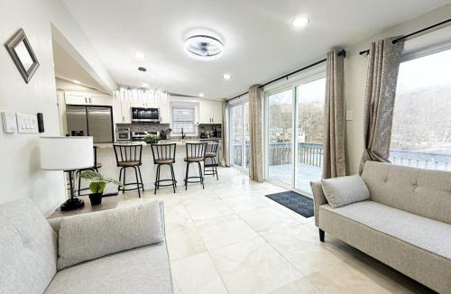 Sussex House | Lux Lake Neepaulin Frontage & Panoramic Views Home