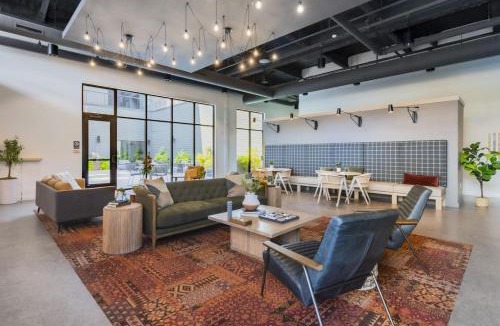 East Liberty Apartment | LUX Studio King Bed Gym Free Parking