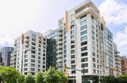 Ballston Apartment | Luxe 1 Bdrm *Rooftop deck* Gym - Free Garage Parking!