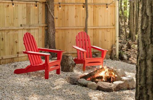 Capon Bridge House | Luxe 2 Bed Dome w Hot Tub Deck Fire Pit & Bath