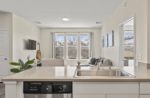 Northwest Reno Apartment | Luxe Home Ensuite Baths Pool Gym & Mountain Views
