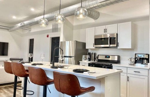 Homestead Apartment | Luxe Loft at the Waterfront ❈ Modern ❈ Central
