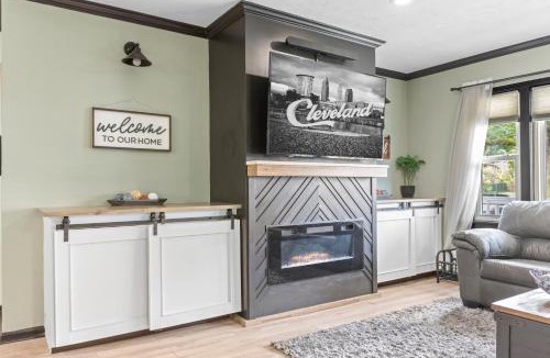 Detroit - Shoreway Apartment | Luxe Suite with Pool Table, King Bed, 3 TVs, & Free Parking