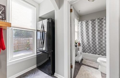 Detroit - Shoreway Apartment | Luxe Suite with Pool Table, King Bed, 3 TVs, & Free Parking