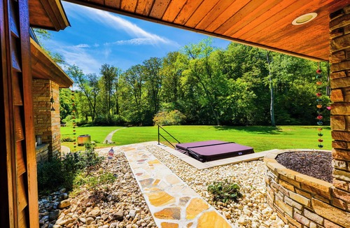 Farmington House | Luxuriant Frank Lloyd Wright Inspired Accommodations-The Dream House