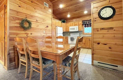 Reeders Cabin | Luxurious Lake View Log Cabin with Fire Pit in the Poconos
