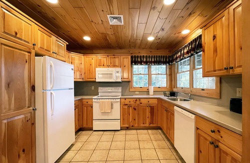 Reeders Cabin | Luxurious Lake View Log Cabin with Firepit in the Poconos