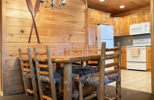 Reeders Cabin | Luxurious Lake View Log Cabin with Firepit in the Poconos