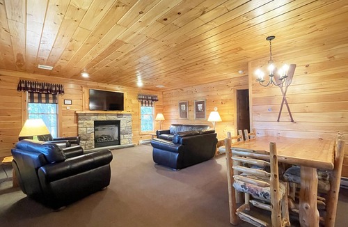 Reeders Cabin | Luxurious Lake View Log Cabin with Firepit in the Poconos