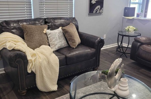Summit Station House | Luxurious, Spacious, 6-bedroom house with WiFi and AC in charming Columbus