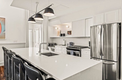 Rittenhouse Row Apartment | Luxury 1BD Rittenhouse Sq. | Hosted By Stay Rafa