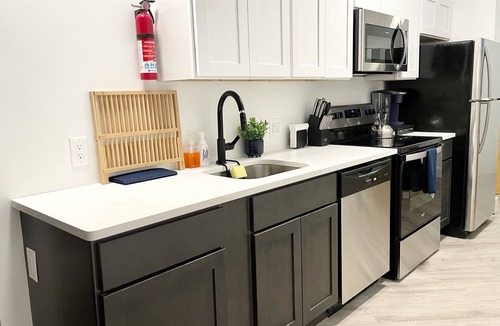 Elizabeth Apartment | Luxury 2 Bedroom Suite-near NYC, EWR, Prudential, NJPAC, American Dream, MetLife