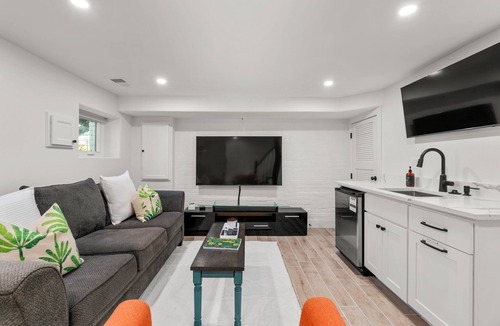 Hill East House | Luxury 4 BR Capitol Hill Home, Steps to Metro, Walk to Capitol and DC Landmarks