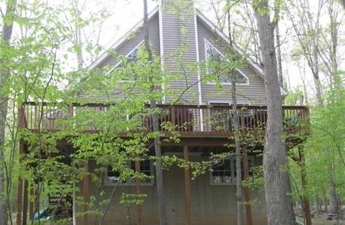 Lackawaxen Ski Chalet | Luxury 4BR Chalet-5 Mins. to Pool/Lake/Ski-Game Room in Basement