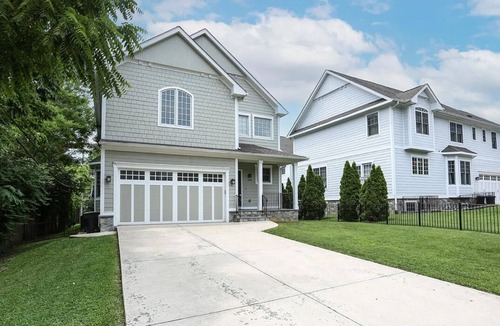 Aurora Highlands House | Luxury 5-bed 4.5 Bath house in Arlington. Walk to metro and Pentagon City Mall