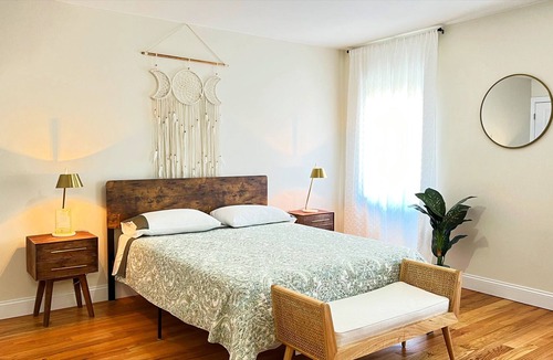 Pleasant Plains Apartment | Luxury Apt in NYC | Free Parking | Near Train & NJ
