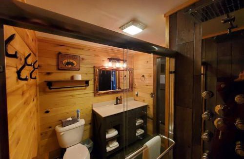 Wellington House | Luxury Cabin w/Game Room & Hot Tub at Cave Run Lake