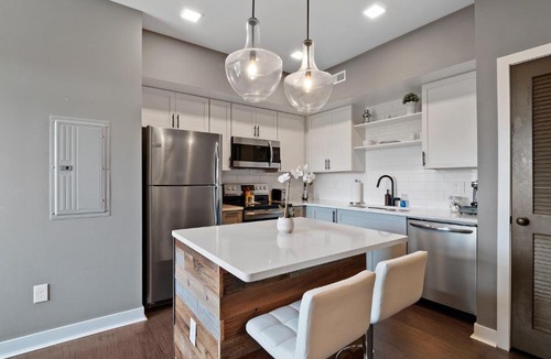Ohio City Apartment | Luxury Condo 10 Minutes from First Energy Stadium B3
