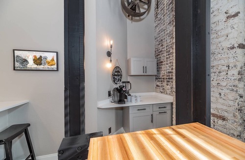 Old City Condo | Luxury Downtown Knoxville Condo 20ft Ceilings, Smart TV, Walk to Dining, Stadiums, Historic Theaters