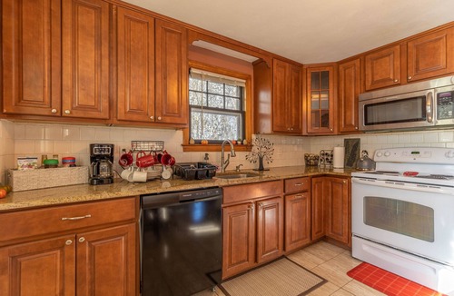 New Britain House | Luxury Home Central to Farmington, Plainville & Downtown New Britain