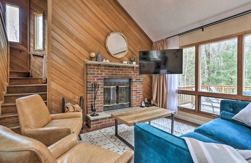 Tobyhanna House | Luxury home with Modern Finishes - Game room & Hot Tub - Pocono Mountains home