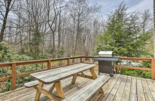Tobyhanna House | Luxury home with Modern Finishes - Game room & Hot Tub - Pocono Mountains home
