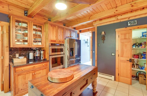 Hope Cabin | Luxury Log Cabin w/EV Charger & Mtn Views!