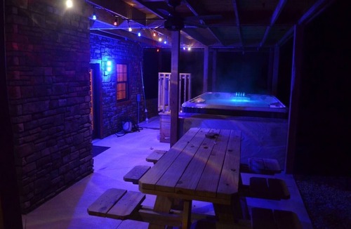 Carbon Hill Cabin | Luxury New 6BR lodge, 2 fireplaces, mini POOL/SPA
