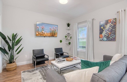 Kingsbridge Apartment | Luxury New-Build 2BR w King Bed, Designer Finishes + Ultra-Fast WiFi & AC