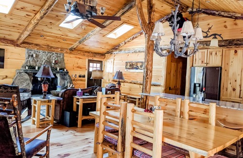Pond Eddy House | Luxury Spa Cabin by the Creek w Hot Tub, Luxury Spa Cabin by the Creek w/Hot Tub